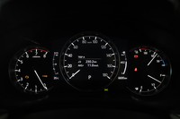 タコメーターはレッドゾーンが上部にくるデザイン。従来モデルよりも大型化した7インチの液晶パネルを採用。インフォメーションディスプレイは従来の右側からメーター中央配置へと変更されている。