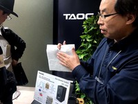 「AFC-S100」の内部に使用する吸音材を解説中。音質に悪影響を与える振動を吸収しつつ、前に出す音はきちんと出す。