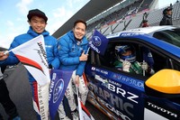 朝イチの決勝レース、86/BRZ Race クラブマンシリーズ エキスパートクラスのグリッドで池島選手を激励する井口（左）、凜太郎の両選手。車内の池島選手もファイティングポーズで応える。