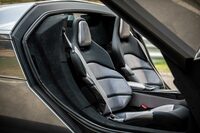 光沢シルバーのレザーが用いられたシート。