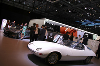 ジウジアーロ氏は今年80歳。ブースには55年前、ベルトーネのチーフデザイナーを務めていた彼が発表した「シボレー・コーヴェア テスチュード」も。