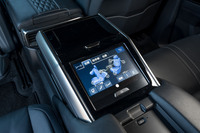 センターコンソールに備わるコントロールパネル。リラックスモードボタンを押すと自動でシートが最大までリクライニングし、助手席も前方に移動するが、助手席背面のオットマンは個別に操作する必要がある。