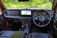 インテリアでは、第5世代の「Uconnect 5」インフォテインメントシステムを搭載した、12.3インチタッチスクリーンの導入がトピック。ナビゲーションにはアイシン製のシステムを採用している。