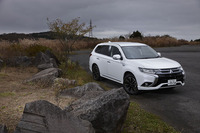 「アウトランダーPHEV」が国内で発売されたのは2013年。2015年の7月からは、デザインを変更し燃費性能を高めた、改良型が販売されている。