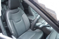 フロントシートには、電動調整機能とヒーターが標準で装備されている。