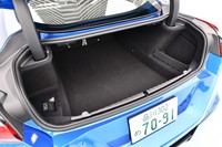 開口幅の広い荷室は、奥行き110cm（実測）。50：50分割式の後席を倒すことで長尺物にも対応できる。