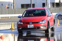 ブレーキ緊急回避の体験シーン。フルブレーキングしながら、ステアリング操作で障害物を避ける。ABSの作動により、ブレーキをロックさせることなく車両をコントロールすることができた。