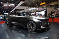 もう一台のコンセプトカーは「LF-ZL」。「ラグジュアリーモビリティーの未来を示すフラッグシップ」と紹介された。