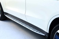 ドアの下には、乗降用ステップが装着される。