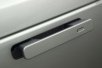 ボディーと一体化したデプロイアブル・ドアハンドルをランドローバー車として初採用。走行開始後、8km/hを超えると格納される。