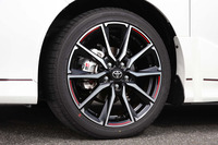 専用デザインの「ノア／ヴォクシー“GRスポーツ”」用18インチアルミホイール。リムはレッドの差し色で飾られる。