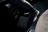 取材前はきれいだったカーペットには、靴底についてきた芝生や砂粒がいっぱい。ここからが「Dyson V7 Car＋Boat」の力の見せどころだ。