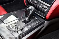 トランスミッションは8段AT（ZF8HP）。オプションの「カーボン・トリム」が装着された試乗車は、センターコンソールがスポーティーに演出されている。