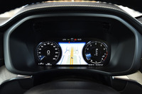 新型「ボルボXC60」のメーターパネルは、フル液晶表示。中央部分には、車両の各種インフォメーションのほか、カーナビのマップも表示できる。