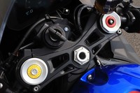 大胆に肉抜きされたフロントフォークのトップブリッジ。サスペンションの特性は、トップキャップのダイヤルで調節できる。