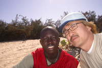 パリダカの取材で初めてダカールに行ったとき、ホテルの水道水で歯を磨いたら一発でおなかをこわした。食べたらすぐ出ちゃうので絶食し、写真の青年から買ったコーラだけでなんとか生き延びた。そんなこともいい思い出である。