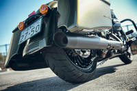 ブラックのマフラーと2つのサドルバッグが目を引くリアまわり。リアダンパーには手動式の調整機構が備わるが、そもそもストローク自体が小さく、路面からの突き上げが気になる時があった。