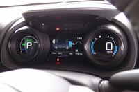 トヨタ初となる双眼鏡形のメーターパネル。フラットなメーターバイザーを組み合わせることでインストゥルメントパネル上面の視界も確保されている。（写真＝webCG）