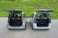 3列目使用状態にしたラゲッジスペースを並べてみる。「フリード」のほうが掃き出しの高さがおさえられていることが分かる。