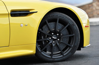 タイヤサイズは前が255/35ZR19、後ろが295/30ZR19。ピレリPゼロ コルサを装着している。