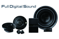 今回、国内初公開されたフルデジタルサウンドシステムの新製品は、「Z7」（写真左のスピーカー×2）、「Z3」（中央のプロセッサー、ツイーター×2、コマンダー）、「Z25W」（右のウーファー）で構成される。