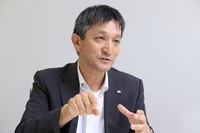 ＜プロフィール＞
    デンソー
    ディーゼル噴射事業部長
    竹内克彦（たけうち かつひこ）さん
    1989年入社。ディーゼル噴射システムの関連部署において、入社より一貫してシステムの先行開発から量産開発に携わる。2008年に「i-ART」を含めた第4世代システムの開発責任者に就任。2015年に現職となり、ディーゼル技術、企画、製造、品質保証全般の指揮を執っている。
    
    