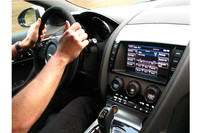 シフトパドルとエンジンスタートボタンが渋いマットゴールドなのが新しい。