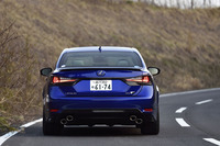 リアコンビネーションランプも光源をすべてLED化している。試乗車のボディーカラーは「F」モデルのイメージカラーである「ヒートブルーコントラストレイヤリング」。