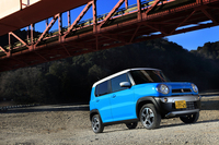 河川敷でのひとこま。坂道発進時のズリ下がりを防ぐヒルホールドコントロールも標準で与えられる。
    