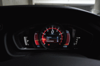 メーターは液晶パネルに映しだされ、3つのテーマから好みのものを選ぶことができる。写真は中央のダイヤルが赤いタコメーターになる「Performance」。（クリックすると3種類のテーマが見られます）