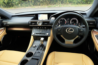 インテリアデザインのテーマは「スポーティネス＆エレガンス」。テスト車にはオプションとなるマークレビンソンのプレミアムサラウンドサウンドシステム（23万8680円）が装着されていた。