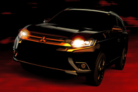 フェイスリフトを受ける「三菱アウトランダー」。
    