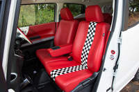 「ダイナー スタイル」のシートは、赤のビニールレザーに白と黒のチェッカー模様の組み合わせ。キーにも同様のデザインが施されている。