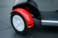 地方では、未舗装路で使われることが多いという電動車いす。サイクルフェンダーの弱点である「泥つまり」の対策として、後端に“カンナ穴”を設けたのは、耕うん機も手がけるホンダならではのアイデア。ホイールキャップは反射材を備え、タイヤにはスポンジ状の「ウレタンフォーム」が詰まる。パンクとは無縁だ。