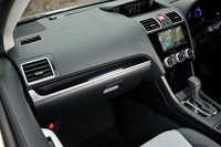 今回の改良により、インテリアの各所にピアノブラック調のパネルと金属調の装飾パーツが採用された。