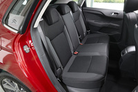 リアシートには6：4の2分割可倒機構が備わっている。
    