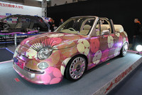 究極のカワイイ仕様（？）とでもいうべき、埼玉自動車大学校の「SIAT500×SAVOY」。2代目「マーチ カブリオレ」をベースに顔つきを「フィアット500」風に変え、内外装はバッグブランド「サボイ」とのコラボレーションで、バッグの柄をモチーフに仕上げている。