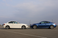 “正統派2枚目クーペ”たる「日産スカイラインクーペ type S」（写真右）とにらみ合い。サイズからディテールに至るまで、お互い全く異なる個性をもつ。