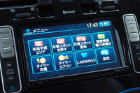 センターコンソールの「Zero Emissionボタン」（写真左下）を押して、充電スポット検索やタイマーエアコン設定などのメニューが呼び出せる。