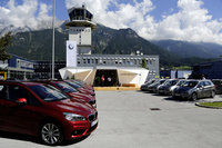 インスブルック空港に用意された試乗車。今回は日本に導入される予定のガソリンエンジン搭載車「225i」に試乗した。