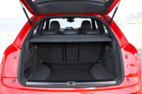 5人乗車時の荷室容量は、ノーマル「Q3」（463リッター）よりもやや少ない356リッター。後席を倒すことで、キャパシティーを拡大できる。写真でわかるとおり、リアコンビランプはバックドア側に取り付けられている。（写真をクリックするとシートの倒れるさまが見られます）