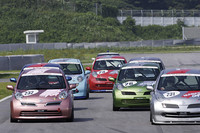 スタート直後。目の前に壁を作られ、我々23号車（赤いマシン）は手も足も出ず……。