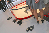 靴がいくつも置かれている。日本ブランドだけにお座敷設営か？