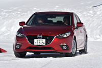 続いて4WDの「アクセラスポーツ」でコースイン。一段と安定しているだけでなく、積極的なスロットル制御に対して後輪駆動車のような挙動すら見せた。