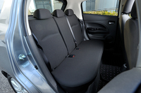 リアシート中央のヘッドレストは、SRSサイド＆カーテンエアバッグや運転席アシストグリップとのセットオプションとなる。
    