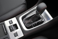 「WRX S4」のトランスミッションはCVT。ダイレクトな加速感を演出するため、アクセルを深く踏み込むと6段の、「SIドライブ」で「S♯」モードを選ぶと8段のステップ変速を行う。