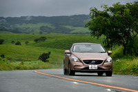 夏の雨降る中、阿蘇周辺の道を行く「ボルボV40 D4 SE」。
    