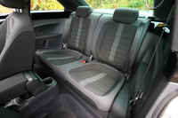 後席のシートについても「ザ・ビートル ターボ」には専用のデザインのものが装備される。