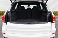 テールゲートは「X5」の伝統にしたがって上下2分割が採用される。上部ゲートは電動式となる。