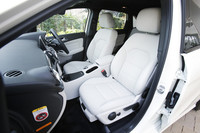 レーダー型衝突警告システム「CPA」やドライバーの疲労や注意力の低下を検知する「アテンションアシスト」を全車に標準装備するなど、安全性の向上が図られた。